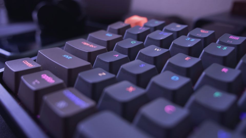 Close up de teclado gamer con luces RGB
