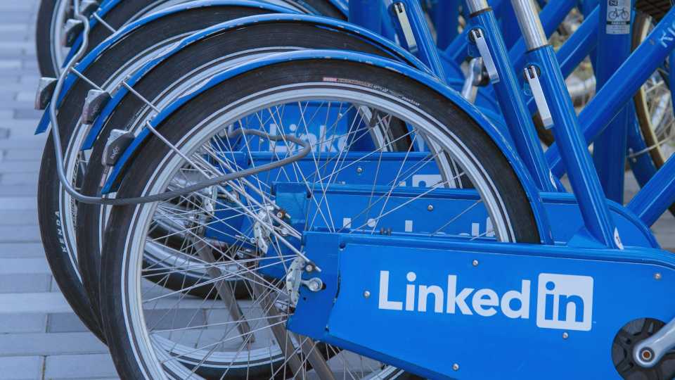 LinkedIn es la red social más grande del mundo. 
La imagen muestra bicicletas con el logo de la plataforma