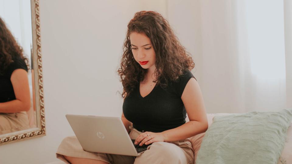 Dama trabajando en su laptop mejorando el SEO on page de su sitio negocio
