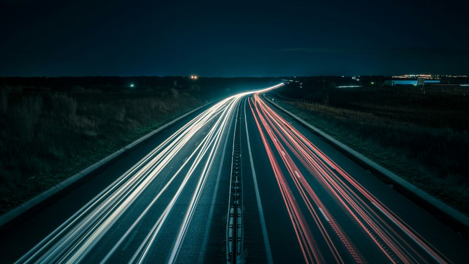 Imagen de luces de automoviles en la carretera